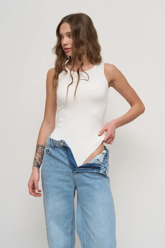 Seamless Bodysuits for a Smooth Underwear LookWhite Basic Sleeveless Bodysuit