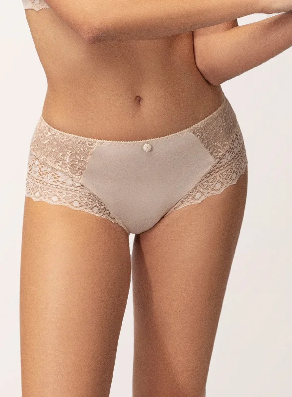 seamless shape - wear women briefs for a seamless appearanceCassiopee Creamy B Full Brief seamless shape - wear women briefs for a seamless appearanceCassiopee Creamy B Full Brief