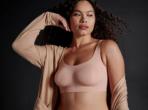 Bra with an anti - itch lining for added comfort Evelyn & Bobbie Bobbie Scoop Bra --Shockingly Supportive, Wireless Comfort! Bra with an anti - itch lining for added comfort Evelyn & Bobbie Bobbie Scoop Bra --Shockingly Supportive, Wireless Comfort!