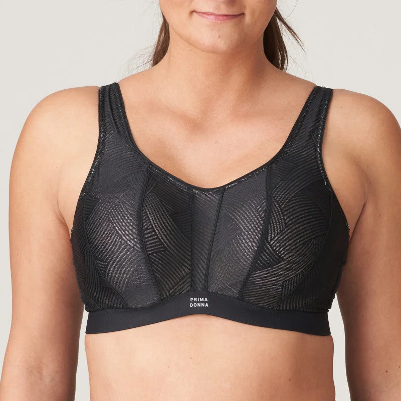 Bra with a half - cup design for a sexy and minimalist look​ The GAME Formed Cup Sports Bra | B-G