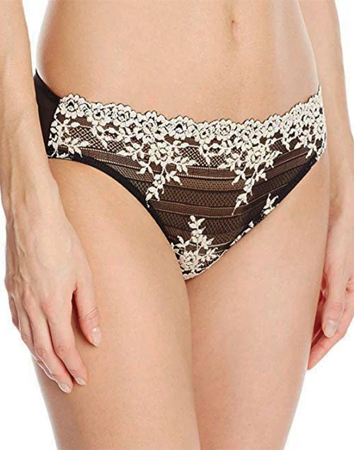 Back - closure bras with traditional hook - and - eye fastenings​ Wacoal #64391 Embrace Lace Bikini